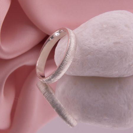 Handgefertigter Stapelring Coletta aus strukturiertem Sterling Silber mit vertikalen Frässpuren.